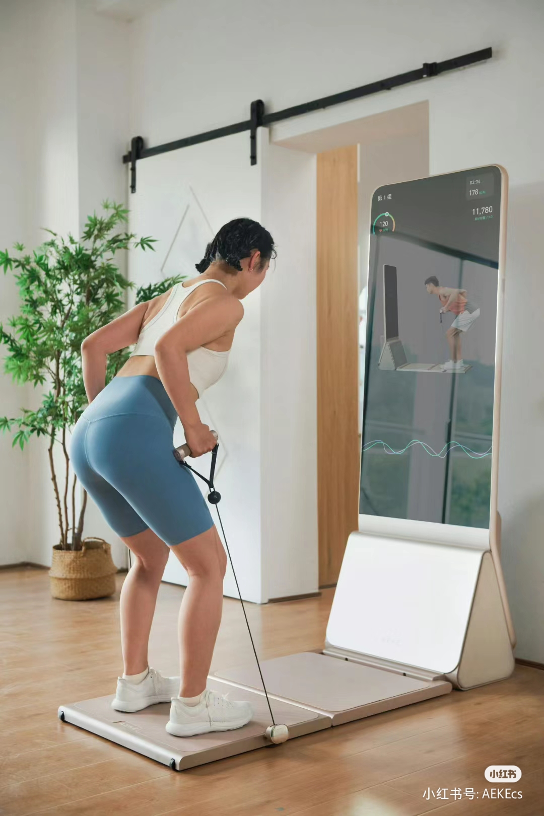 cinese utilizza uno specchio per il fitness in cina