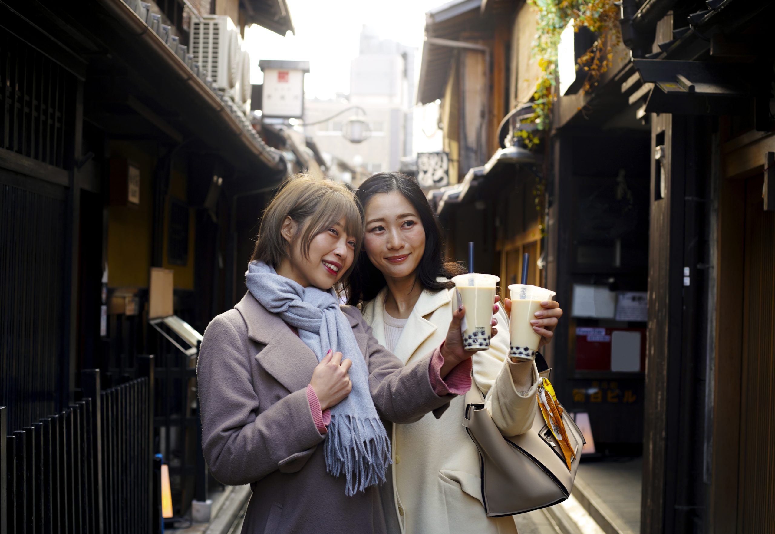 medium-shot-young-women-with-bubble-tea